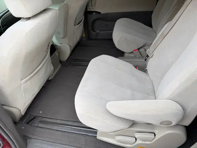 2011 Toyota Sienna LE model - Photo 10