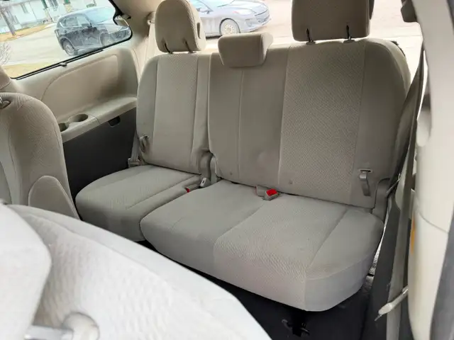 2011 Toyota Sienna LE model - Photo 11
