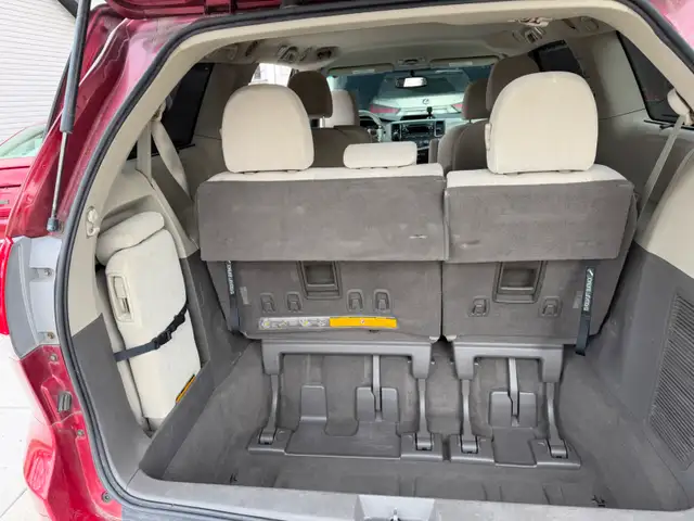 2011 Toyota Sienna LE model - Photo 12