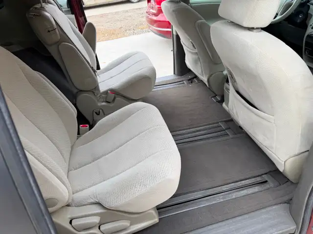 2011 Toyota Sienna LE model - Photo 13