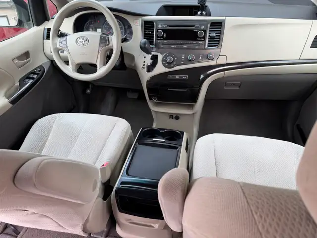 2011 Toyota Sienna LE model - Photo 14