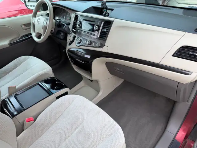 2011 Toyota Sienna LE model - Photo 15