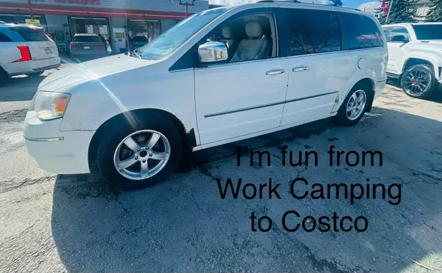 Mini Van Chrysler Town Country  2008  loaded Reduced Moving