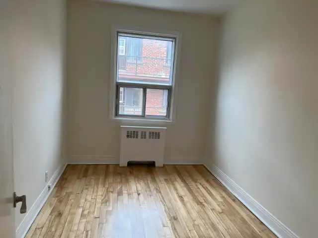 METRO COTE ST. CATHERINE 5.5 FRONT  CLOSE TO ALL - Photo 5