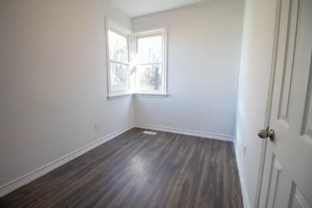 23 St. Patrick St, St. Catharines - 3 Bedroom Main Unit - Photo 8