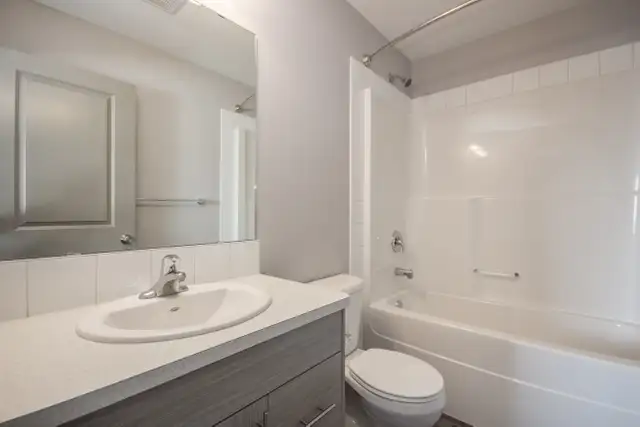 Beautiful Townhome in Sylvan Lake - $699 Security Deposit Promo - Photo 8