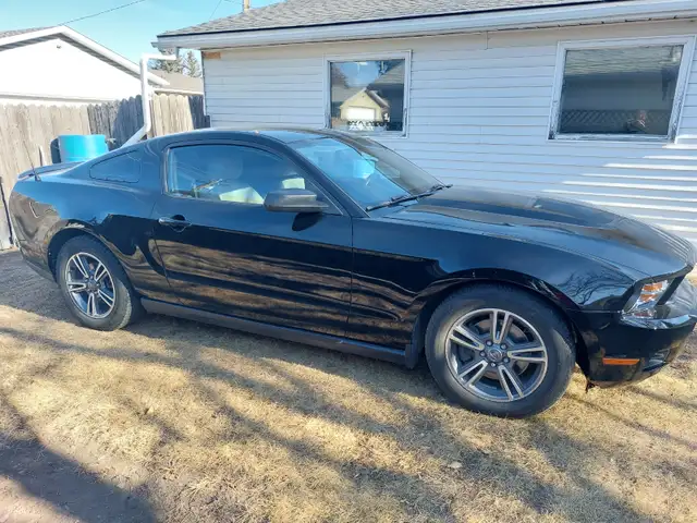 2012 Ford Mustang - Photo 2