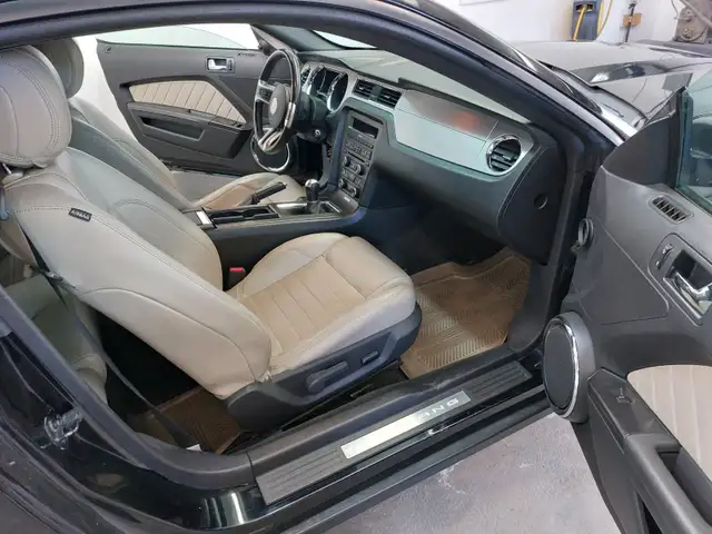 2012 Ford Mustang - Photo 8