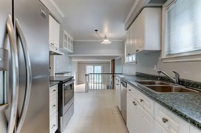 Five Bedrooms Detached House Available for Rent in Barrie - Photo 4