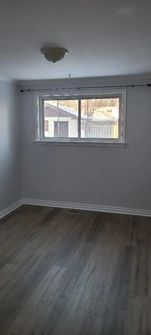 Five Bedrooms Detached House Available for Rent in Barrie - Photo 6