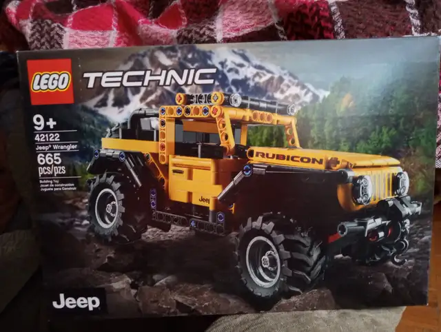 LEGO Yellow Jeep Wrangler Set 665 Pieces