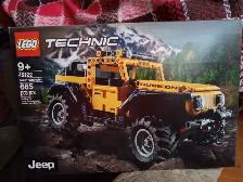 LEGO Yellow Jeep Wrangler Set 665 Pieces