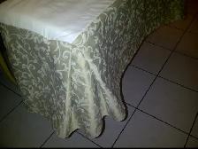 BELLE JUPE NEUVE BEIGE À MOTIFS GOLD POUR  LIT KING: $20.00