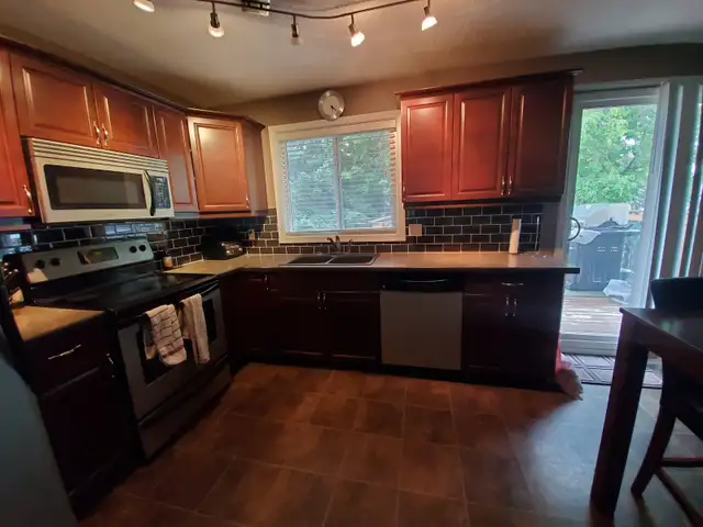 Main Floor House Rental FURNISHED ALL included, 2 bedroom May 1 - Photo 2