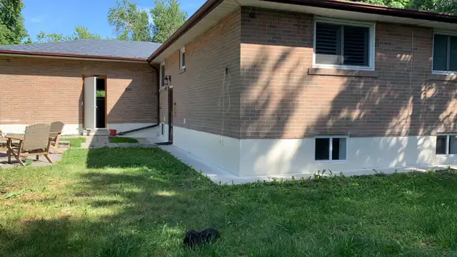 Upgraded semi basement bedroom w/ private washroom/parking - Photo 2