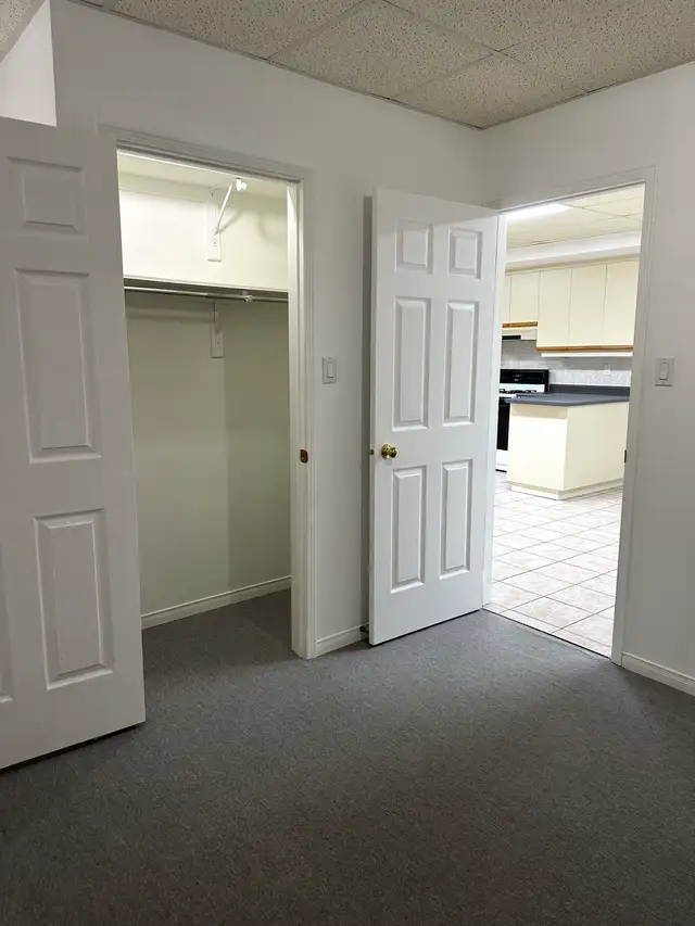Large 2 Bedroom Bsmt –$2100 Utilities/Parking –Dufferin/Eglinton - Photo 6