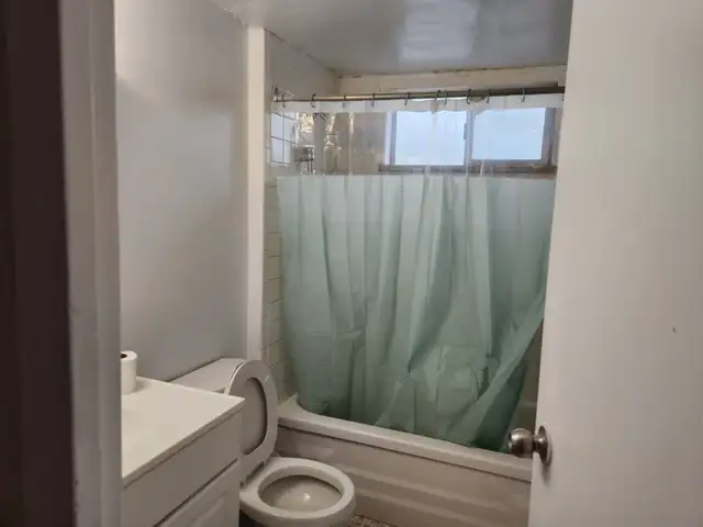 Furnished 2 bdr apt, St. Clair & Victoria Park, East York, May 1 - Photo 2