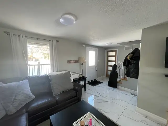 5 bedroom 3 bath house - Photo 2