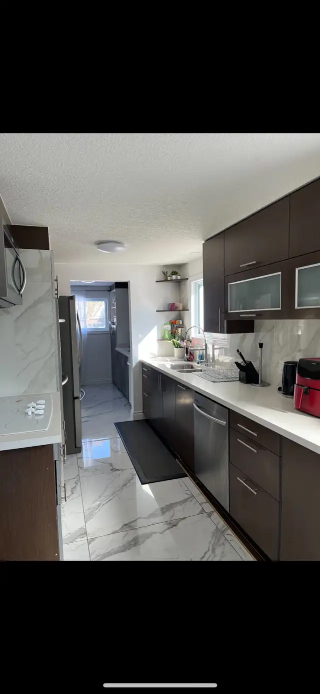 5 bedroom 3 bath house - Photo 3