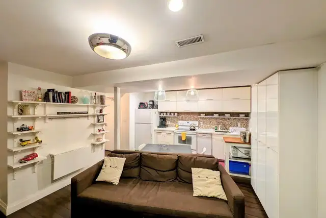 Gorgeous 2 bedroom condo in the prestigious area of Lindenwoods - Photo 3