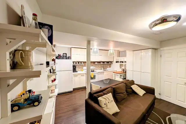 Gorgeous 2 bedroom condo in the prestigious area of Lindenwoods - Photo 8