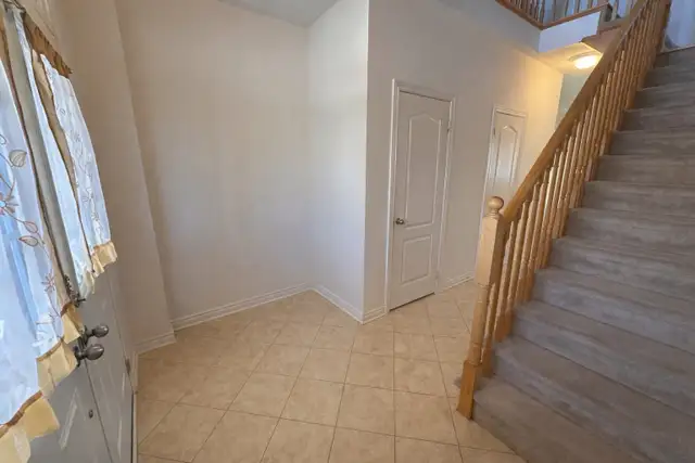 4 Bdrm   4 washroom rental in Oshawa - Photo 2