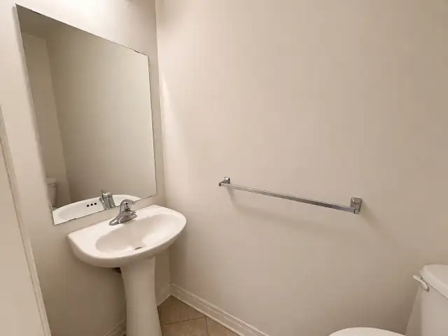 4 Bdrm   4 washroom rental in Oshawa - Photo 4