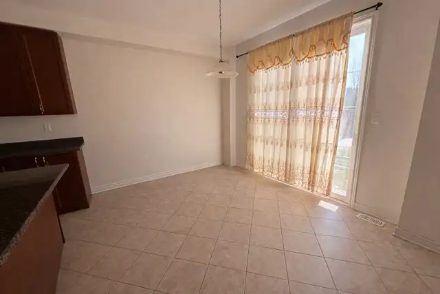 4 Bdrm   4 washroom rental in Oshawa - Photo 7