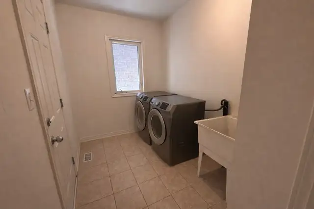4 Bdrm   4 washroom rental in Oshawa - Photo 9