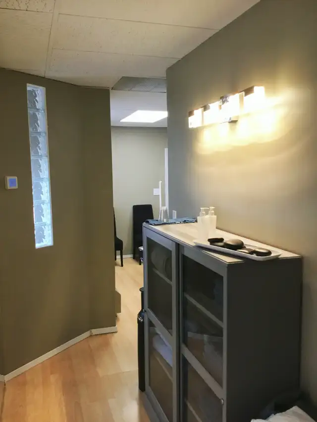 NEWLY Renovated Therapy/Massage Room Available in Vancouver! - Photo 4