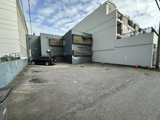 NEWLY Renovated Therapy/Massage Room Available in Vancouver! - Photo 6