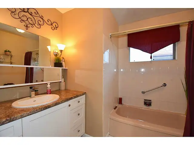 All-Inclusive 1 FEMALE Room – Main Floor NOT basement - Photo 4