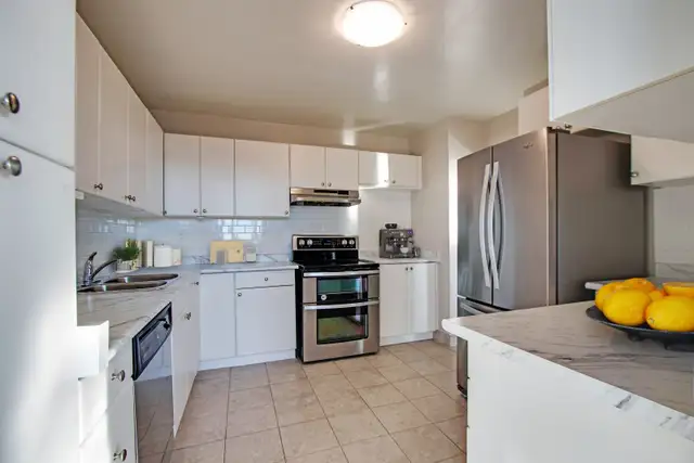 1 bedroom for rent in modern 3-bedroom apartment with lakeview - Photo 2