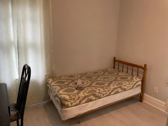 Room near UWindsor on Peter street for rent