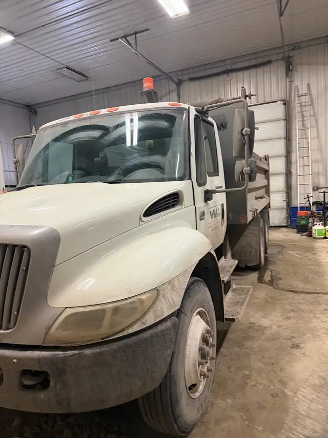2002 international Dump truck - Photo 2