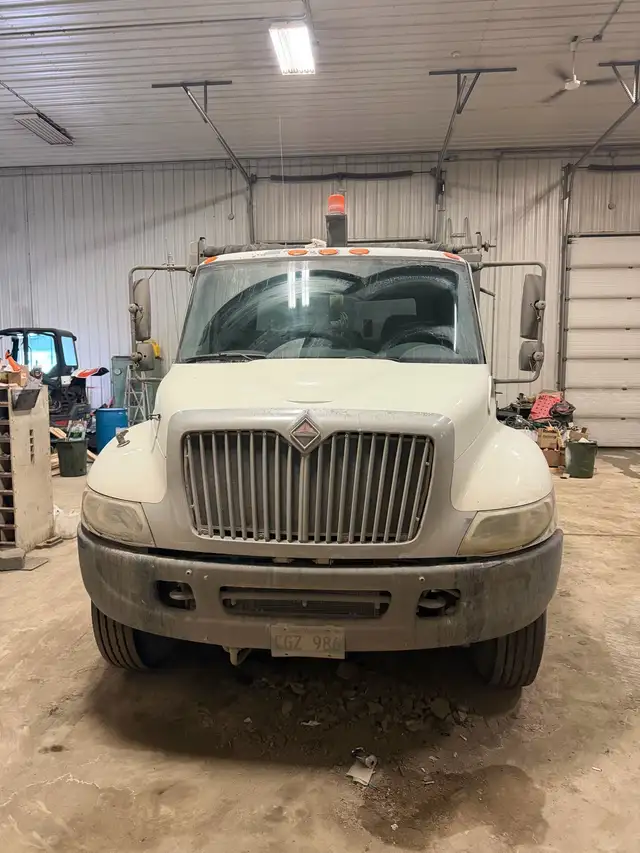 2002 international Dump truck - Photo 3