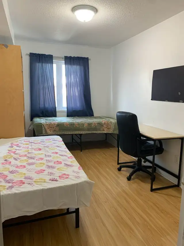 First floor room in sharing for rent, steps to Seneca@york $600. - Photo 4