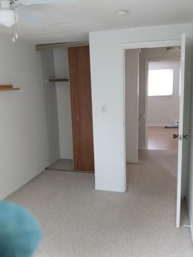 TWO PRIVATE ROOMS FOR RENT $650 WORKING GIRLS PREFERRED UPSTAIRS - Photo 3