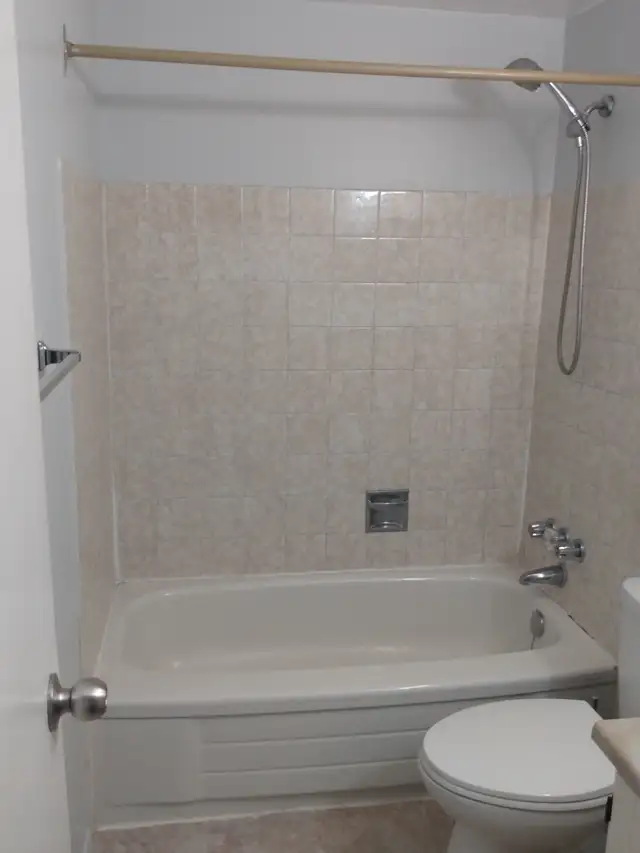 TWO PRIVATE ROOMS FOR RENT $650 WORKING GIRLS PREFERRED UPSTAIRS - Photo 8