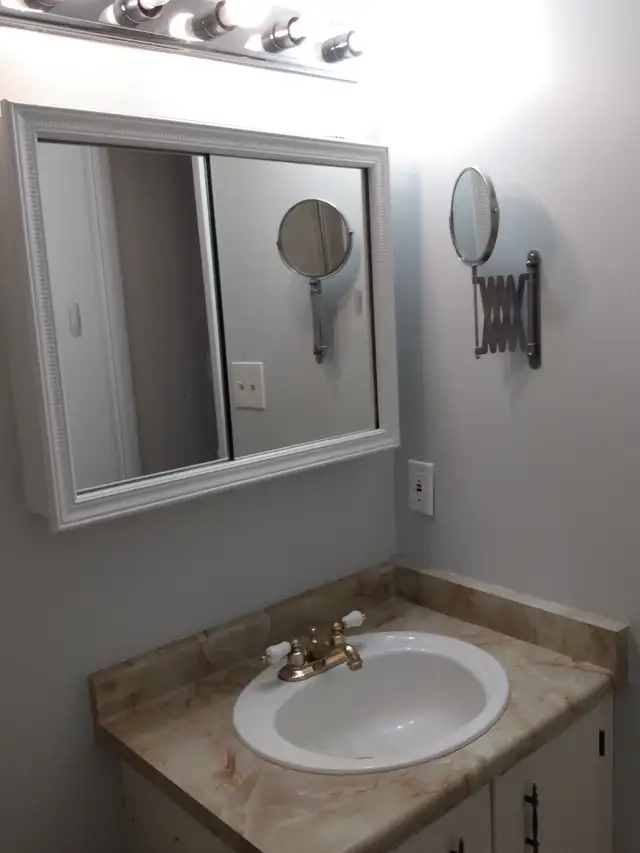 TWO PRIVATE ROOMS FOR RENT $650 WORKING GIRLS PREFERRED UPSTAIRS - Photo 9