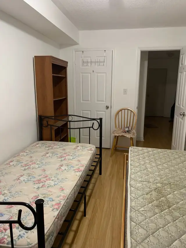 Room for rent in sharing for rent, steps to Seneca@york $600. - Photo 3