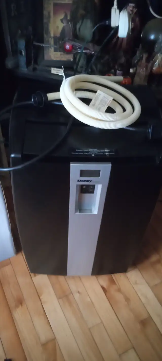 À VENDRE, 3 EN 1 AIR CLIMATISEUR PORTATIVE...