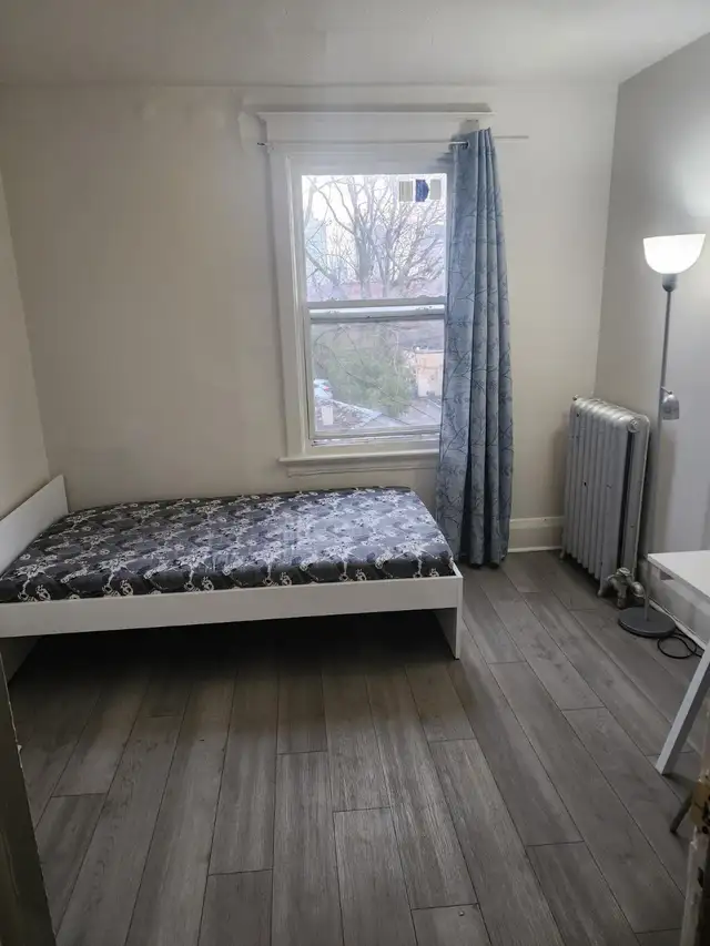 Room for rent available now utilities included Christie-St.Clair - Photo 5