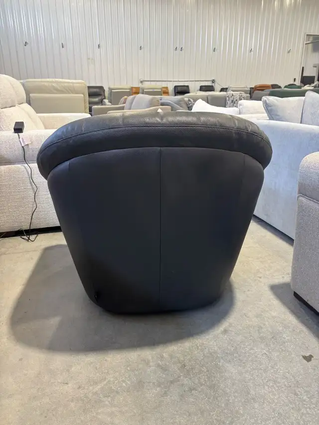 Natuzzi leather swivel accent chair - Photo 2