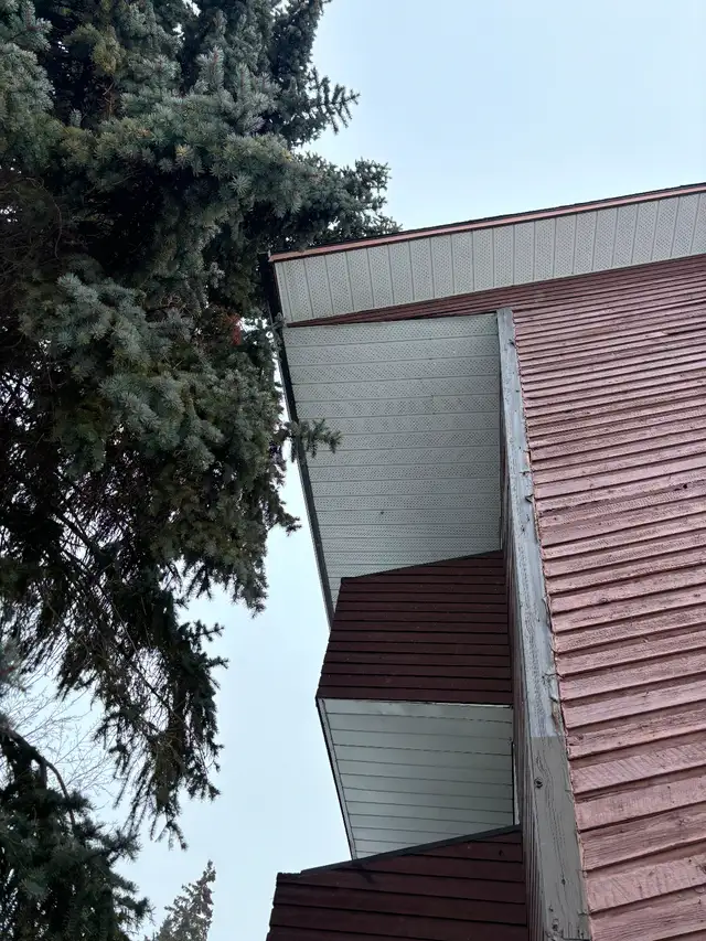 Hiring exterior renovation specialist/ siding installer/ helper. - Photo 2