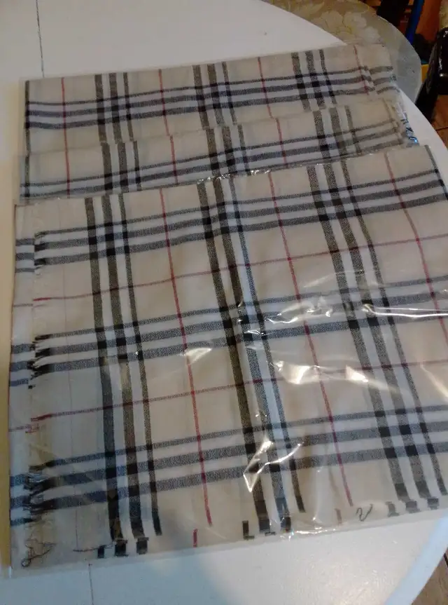 Écharpes Burberry - Photo 2