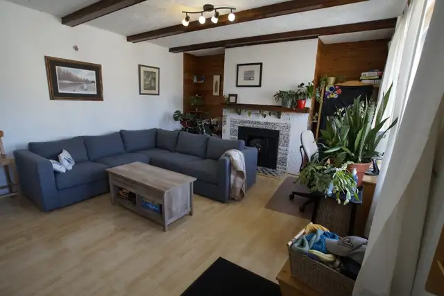 3 Bedroom & 2 Car Garage- May 1st- Haultain Area - Photo 2