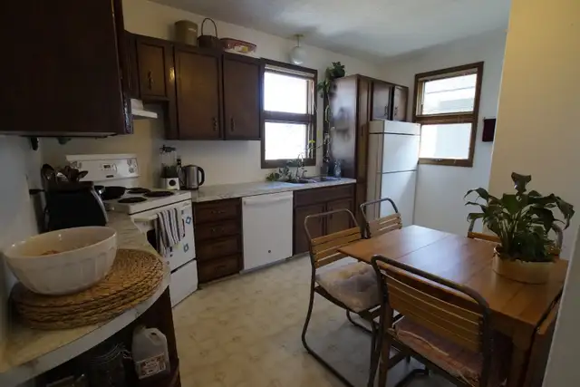 3 Bedroom & 2 Car Garage- May 1st- Haultain Area - Photo 3