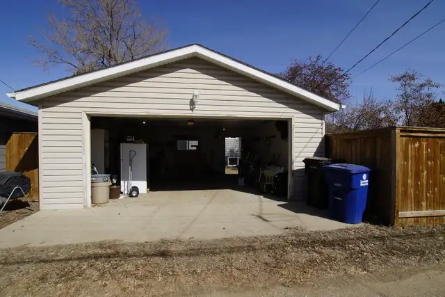 3 Bedroom & 2 Car Garage- May 1st- Haultain Area - Photo 11