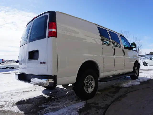 2023 GMC Savana Cargo Van 2500 RWD 135\' LOW KMS, CLEAN, READY F - Photo 9